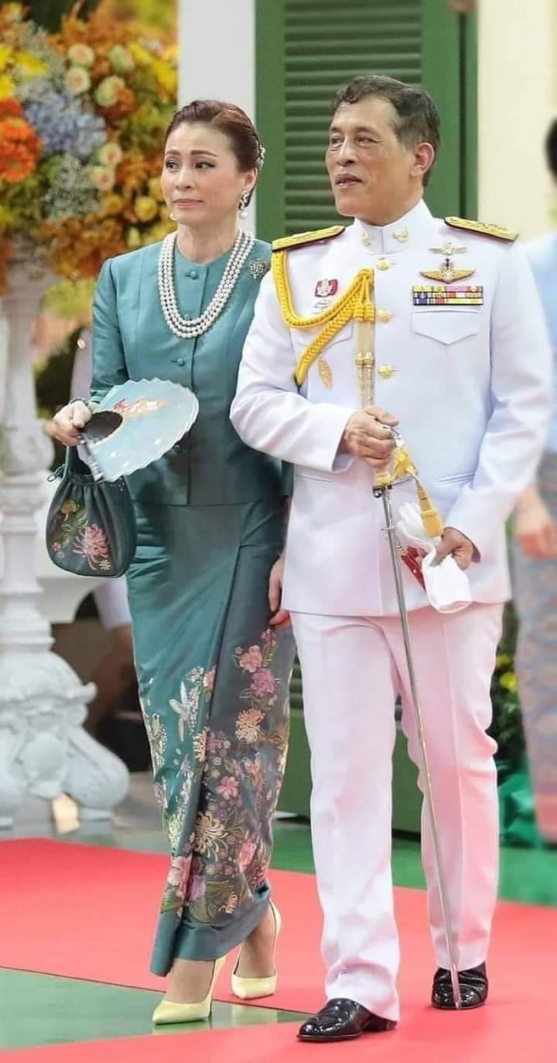 งดงาม..พระราชินี ฉลองพระองค์ ชุดไทยเรือนต้น ผ้าไหมสีเขียวไข่ครุฑ