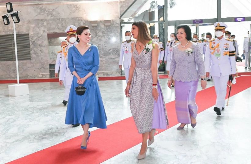 ทรงพระสิริโฉม พระราชินี เสด็จฯทอดพระเนตรสเก็ตน้ำแข็งรอบเยาวชน