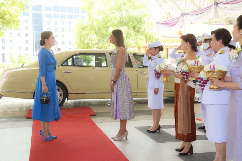 ทรงพระสิริโฉม พระราชินี เสด็จฯทอดพระเนตรสเก็ตน้ำแข็งรอบเยาวชน