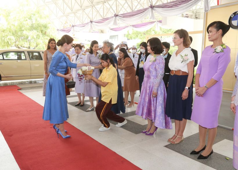 ทรงพระสิริโฉม พระราชินี เสด็จฯทอดพระเนตรสเก็ตน้ำแข็งรอบเยาวชน