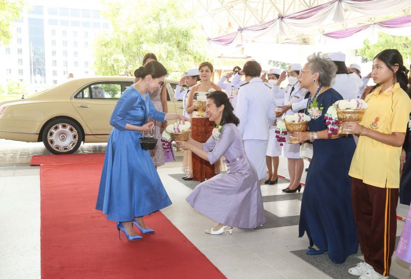 ทรงพระสิริโฉม พระราชินี เสด็จฯทอดพระเนตรสเก็ตน้ำแข็งรอบเยาวชน