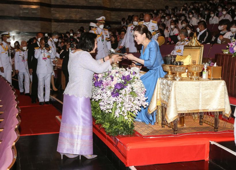 ทรงพระสิริโฉม พระราชินี เสด็จฯทอดพระเนตรสเก็ตน้ำแข็งรอบเยาวชน