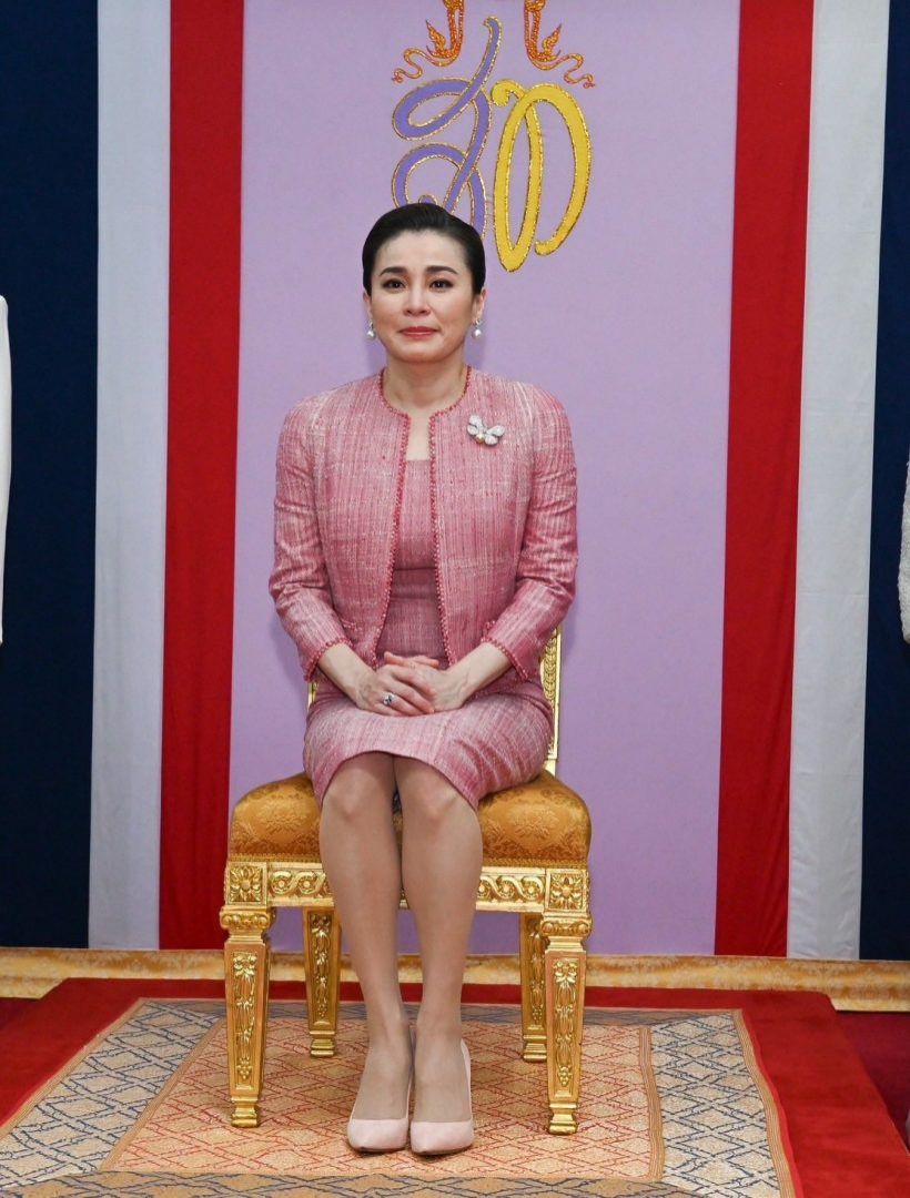 งดงามสมพระเกียรติ! พระราชินีทรงฉลองพระองค์ผ้าไทยทรงคุณค่า