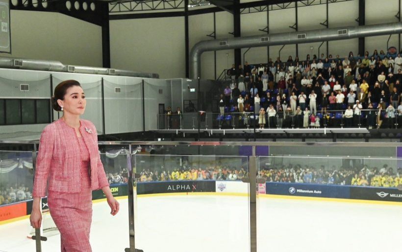 งดงามสมพระเกียรติ! พระราชินีทรงฉลองพระองค์ผ้าไทยทรงคุณค่า