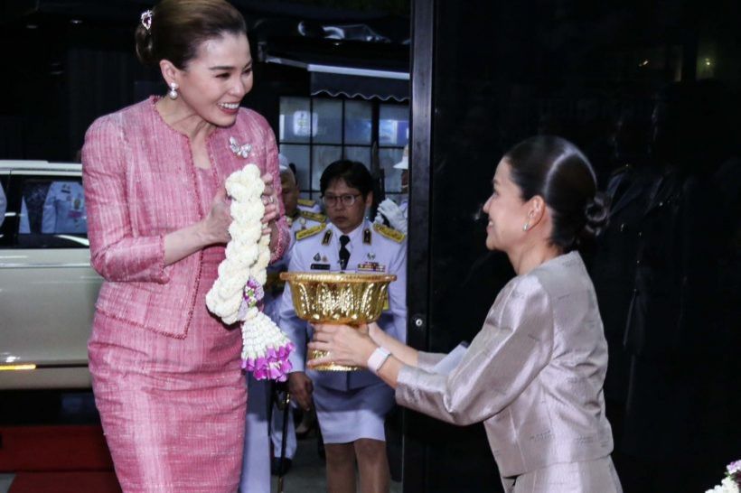งดงามสมพระเกียรติ! พระราชินีทรงฉลองพระองค์ผ้าไทยทรงคุณค่า