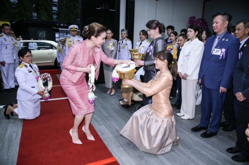 งดงามสมพระเกียรติ! พระราชินีทรงฉลองพระองค์ผ้าไทยทรงคุณค่า