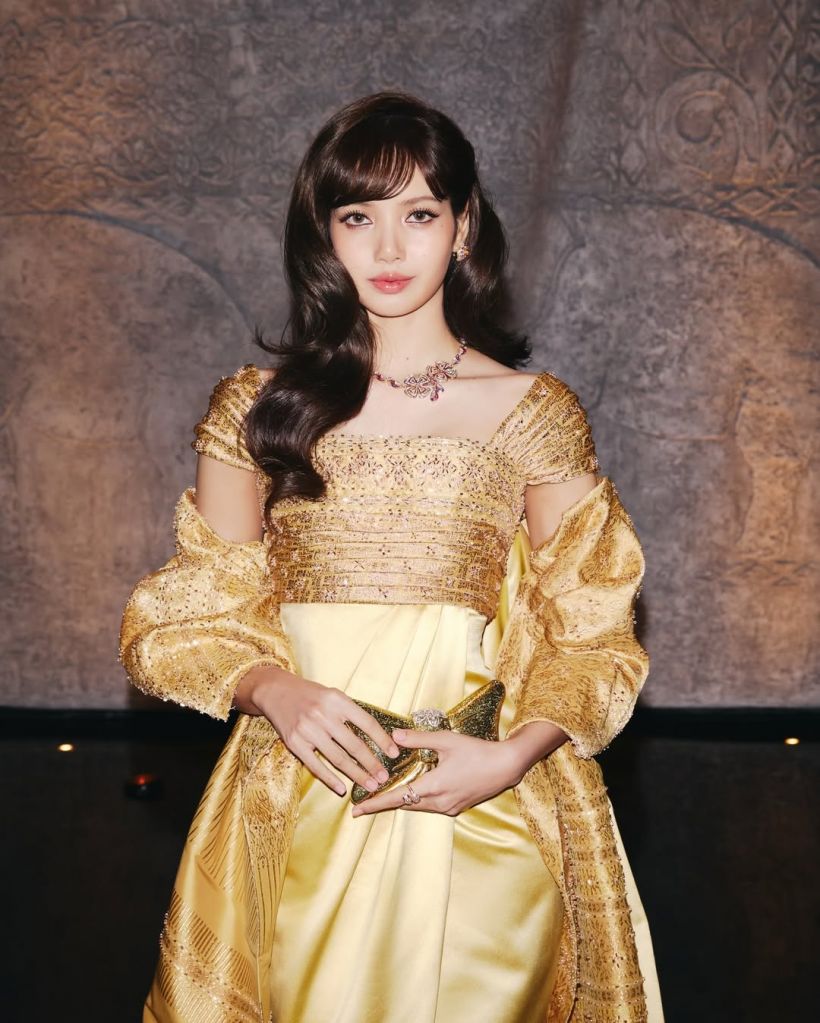 เจาะเเฟชั่นลุคทอง ลิซ่า ลลิษา ไม่ใช่เเค่ที่ไทยเเต่ทั่วโลกก็อวย