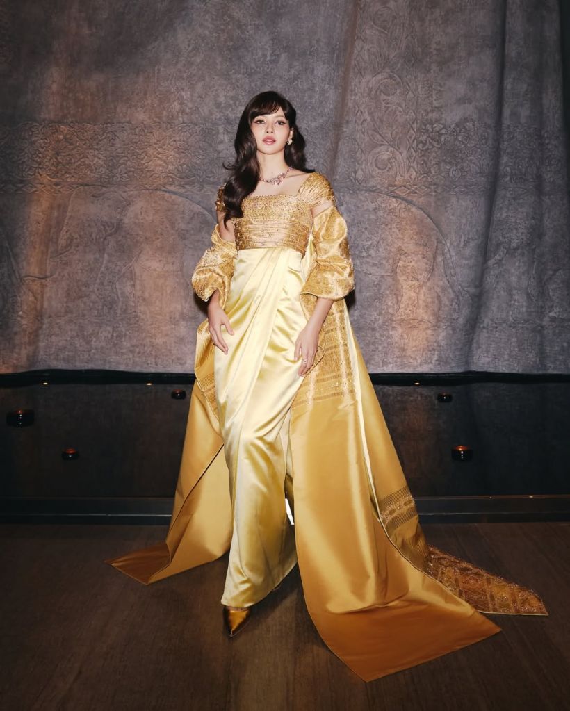 เจาะเเฟชั่นลุคทอง ลิซ่า ลลิษา ไม่ใช่เเค่ที่ไทยเเต่ทั่วโลกก็อวย