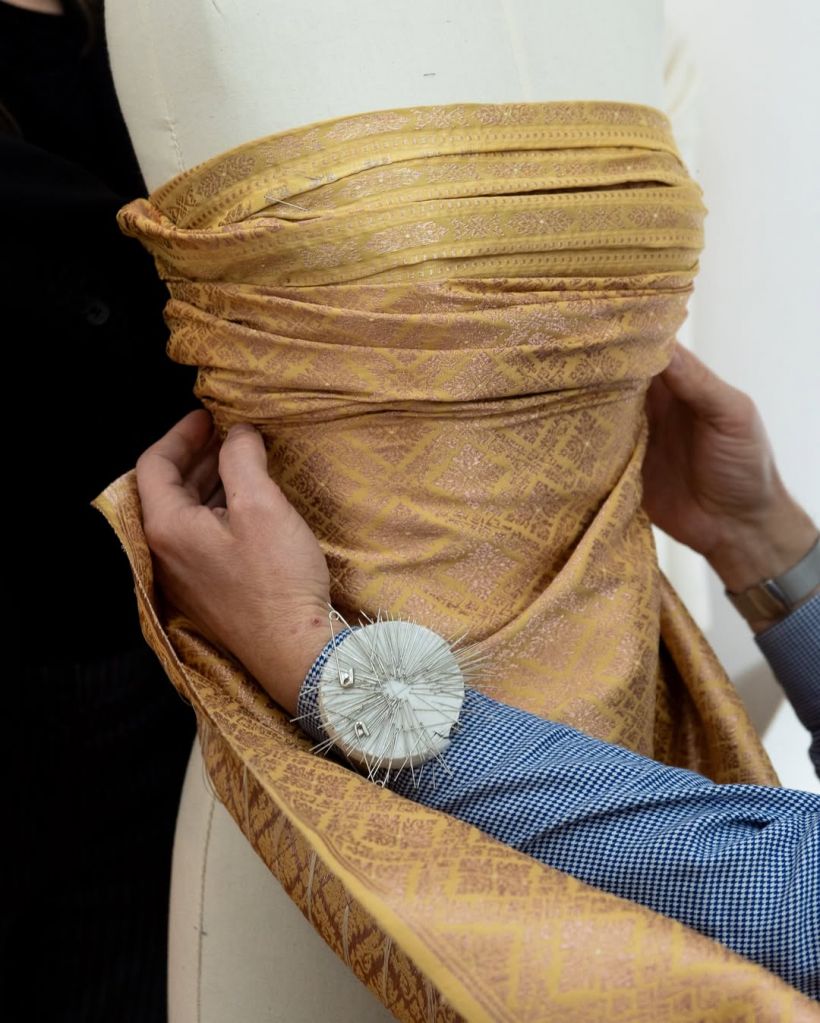 เจาะเเฟชั่นลุคทอง ลิซ่า ลลิษา ไม่ใช่เเค่ที่ไทยเเต่ทั่วโลกก็อวย