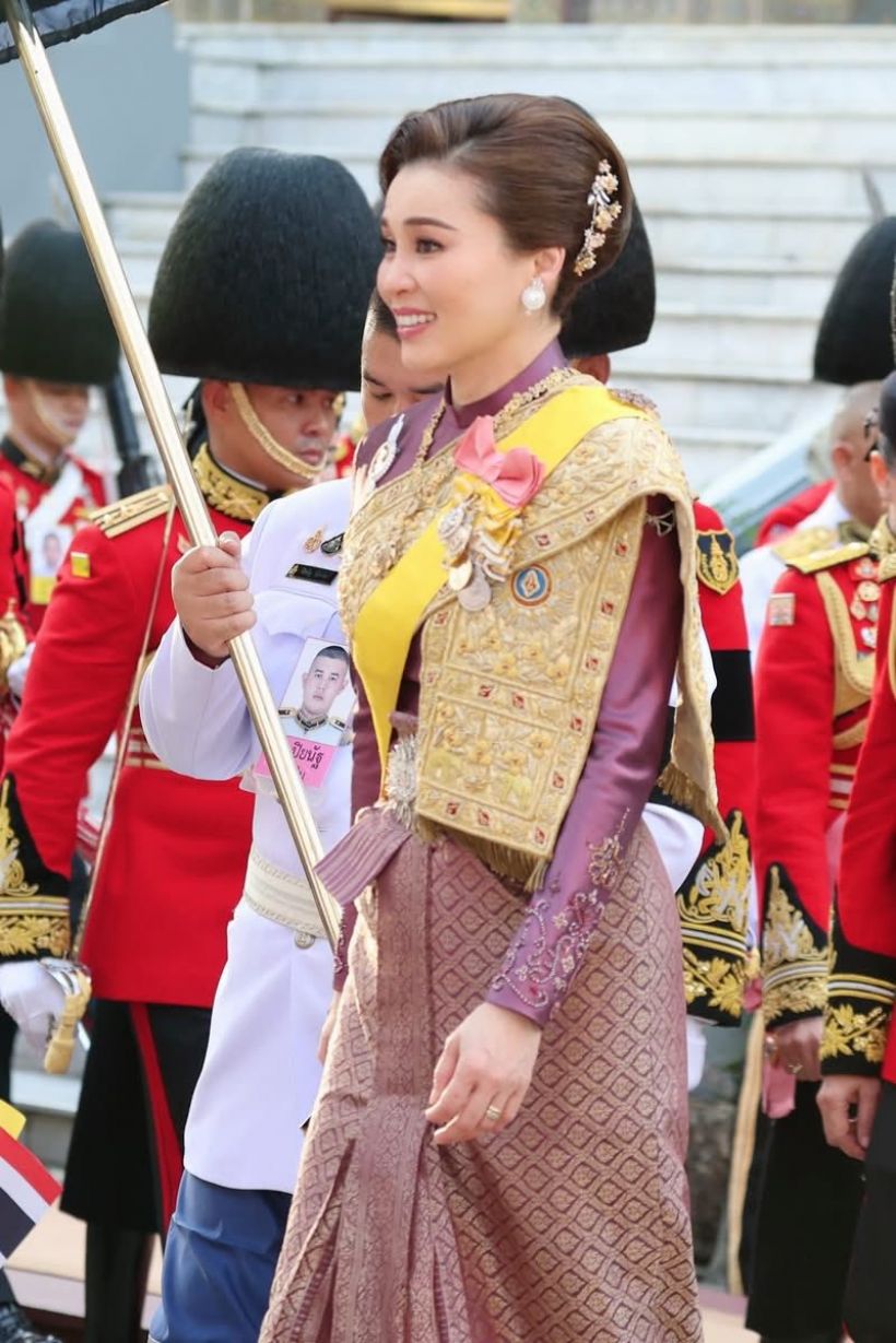 พระสิริโฉมเปล่งประกาย! พระราชินี ทรงสง่างามในพระราชพิธีมหามงคล
