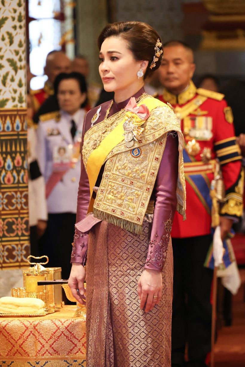 พระสิริโฉมเปล่งประกาย! พระราชินี ทรงสง่างามในพระราชพิธีมหามงคล