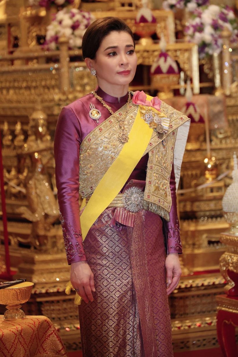 พระสิริโฉมเปล่งประกาย! พระราชินี ทรงสง่างามในพระราชพิธีมหามงคล