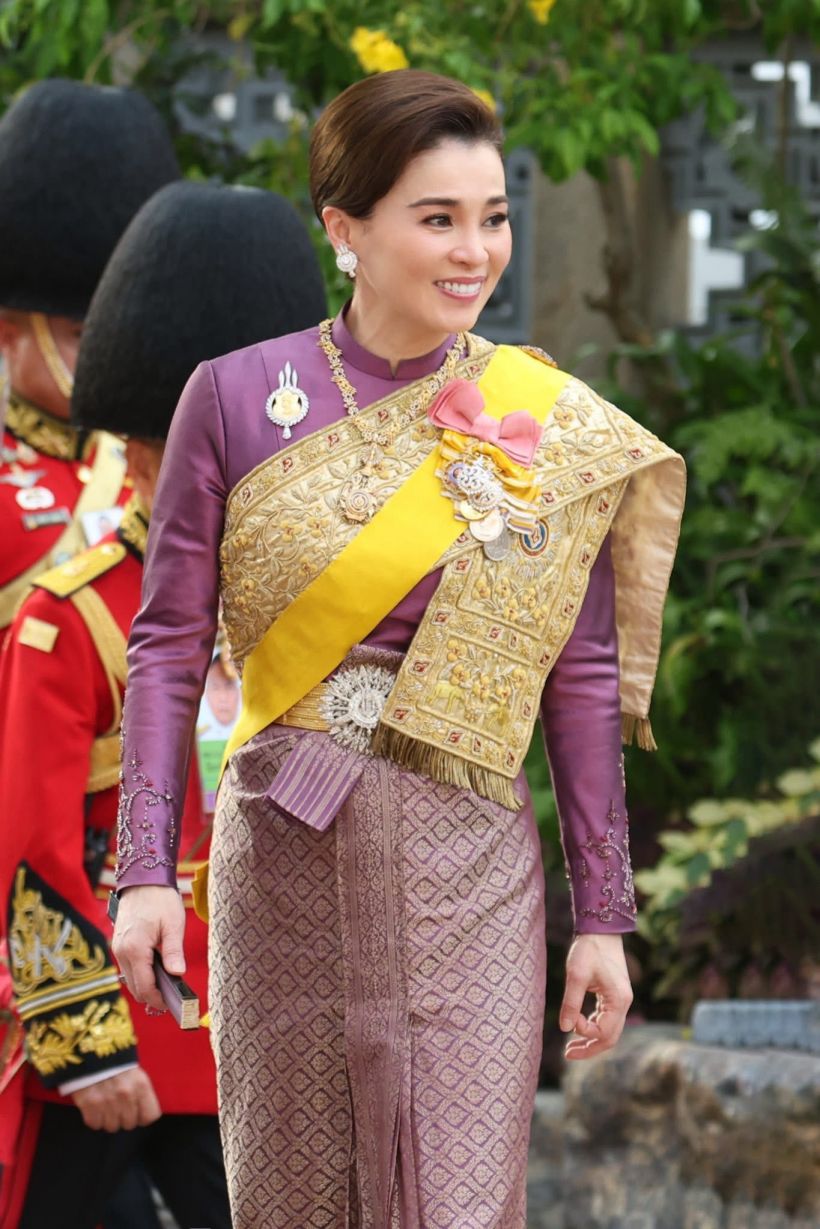 พระสิริโฉมเปล่งประกาย! พระราชินี ทรงสง่างามในพระราชพิธีมหามงคล