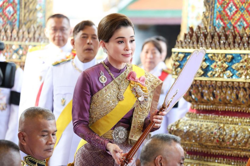 พระสิริโฉมเปล่งประกาย! พระราชินี ทรงสง่างามในพระราชพิธีมหามงคล