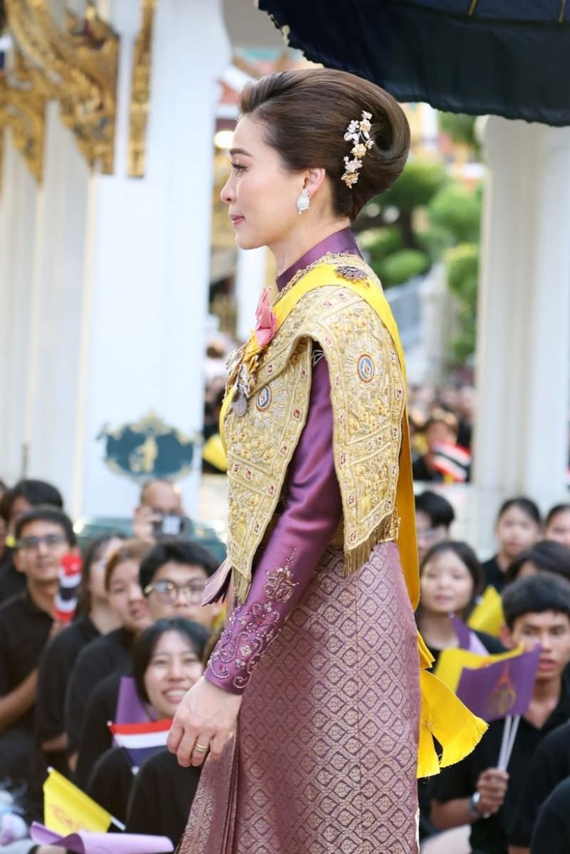 พระสิริโฉมเปล่งประกาย! พระราชินี ทรงสง่างามในพระราชพิธีมหามงคล