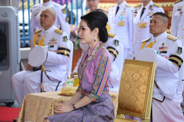 เจ้าคุณพระสินีนาฏ ทัดดอกสุพรรณิการ์ เอาใจใส่ในทุกภารกิจที่โดยเสด็จ