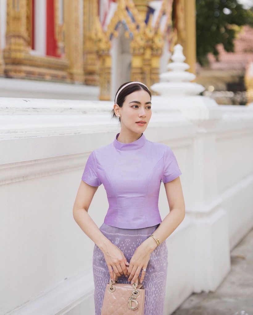 เปิดวาร์ป! ชุดผ้าไทยสีม่วงละมุน ที่คิมเบอร์ลี่ใส่