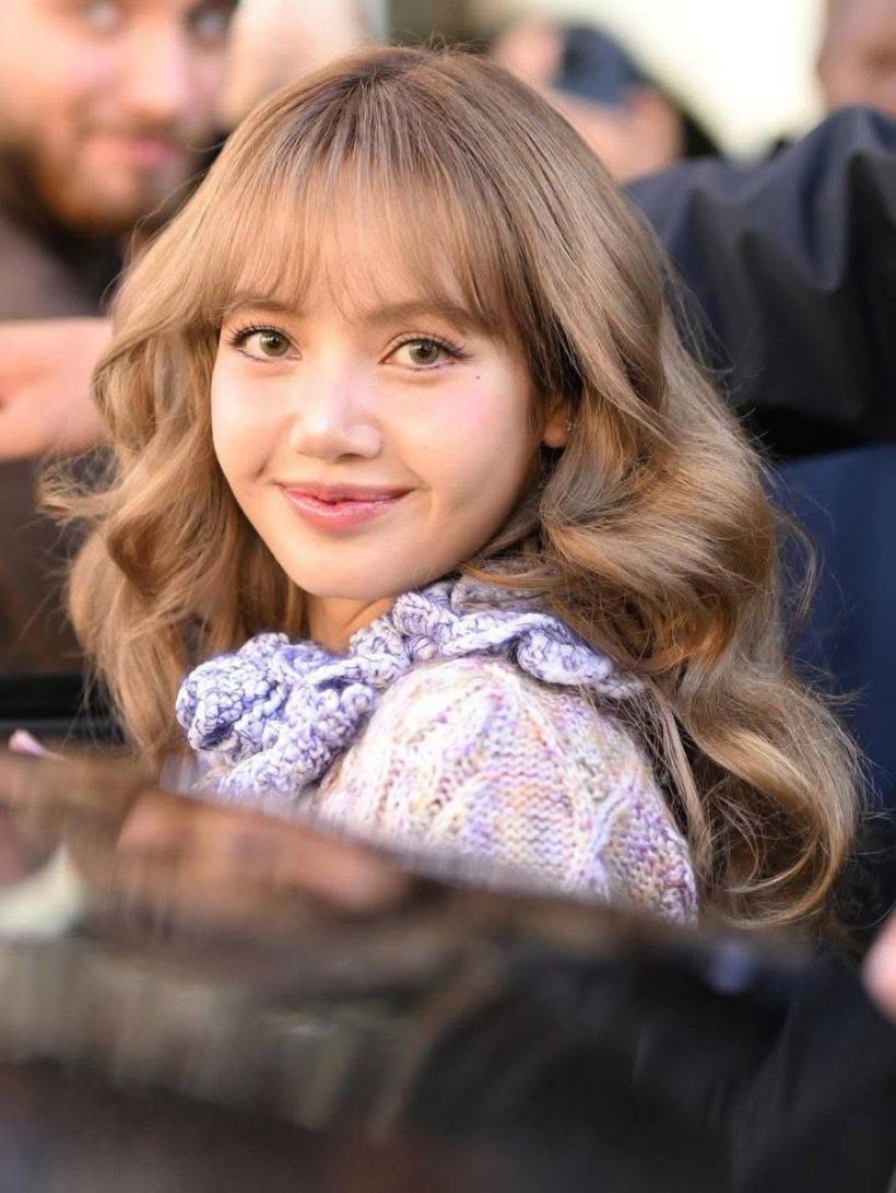 ส่องดีเทลชุด ลิซ่า สะกดรันเวย์ Paris Fashion Week 2025