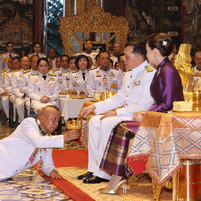 ประมวลพระฉายาลักษณ์ พระราชินิทรงฉลองพระองค์ไทยอมรินทร์