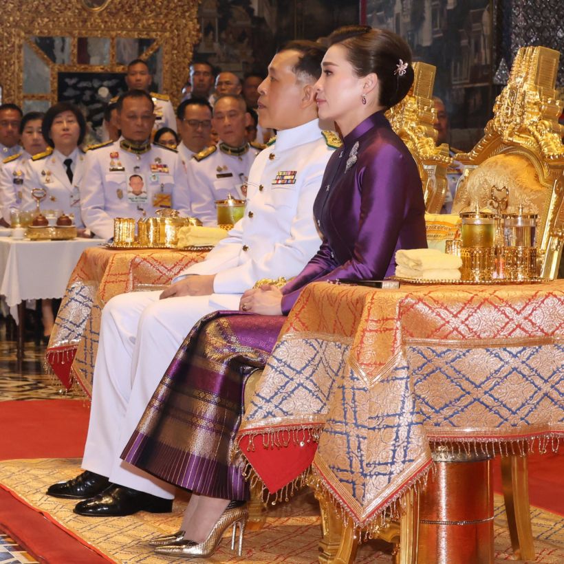 ประมวลพระฉายาลักษณ์ พระราชินิทรงฉลองพระองค์ไทยอมรินทร์