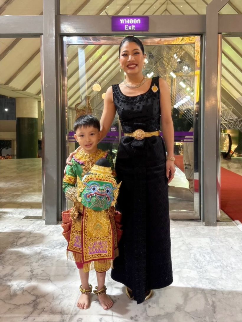 ทรงพระสิริโฉม เจ้าฟ้าสิริวัณณวรีฯ ฉลองชุดไทยทอดพระเนตรโขน