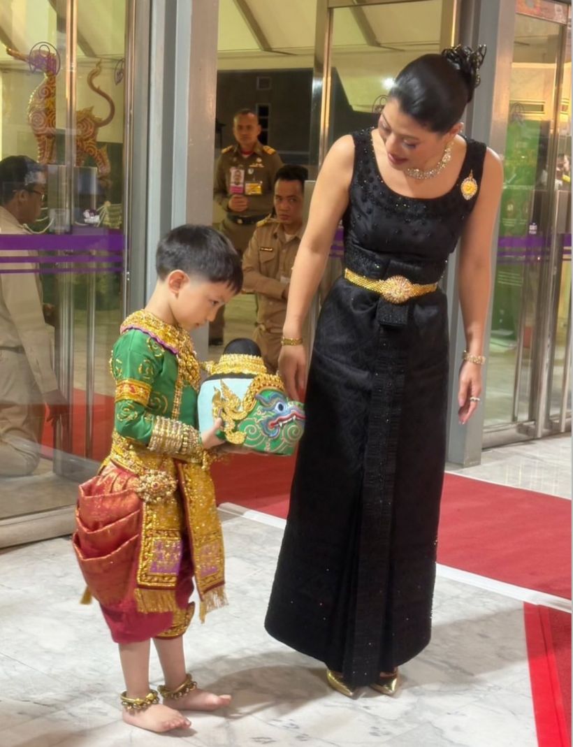 ทรงพระสิริโฉม เจ้าฟ้าสิริวัณณวรีฯ ฉลองชุดไทยทอดพระเนตรโขน