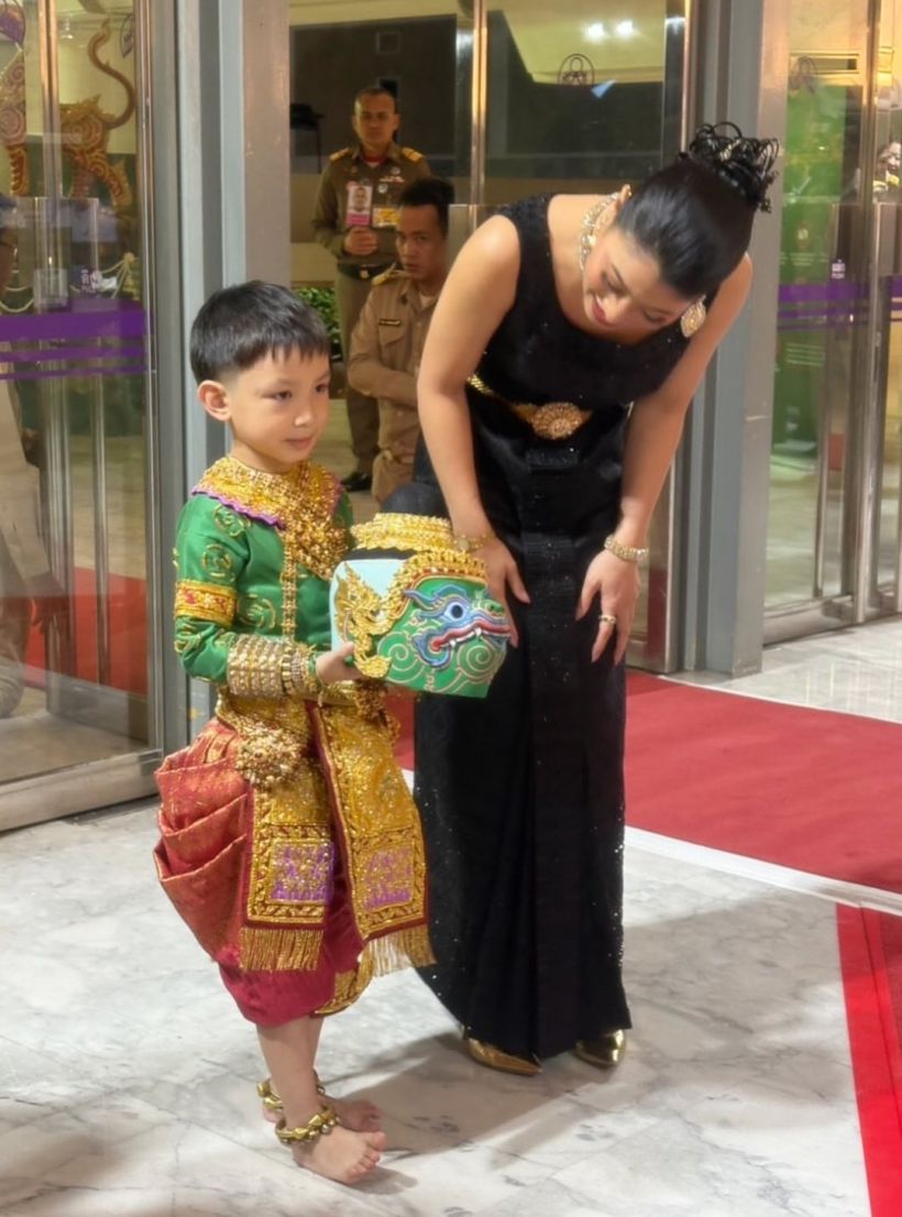 ทรงพระสิริโฉม เจ้าฟ้าสิริวัณณวรีฯ ฉลองชุดไทยทอดพระเนตรโขน