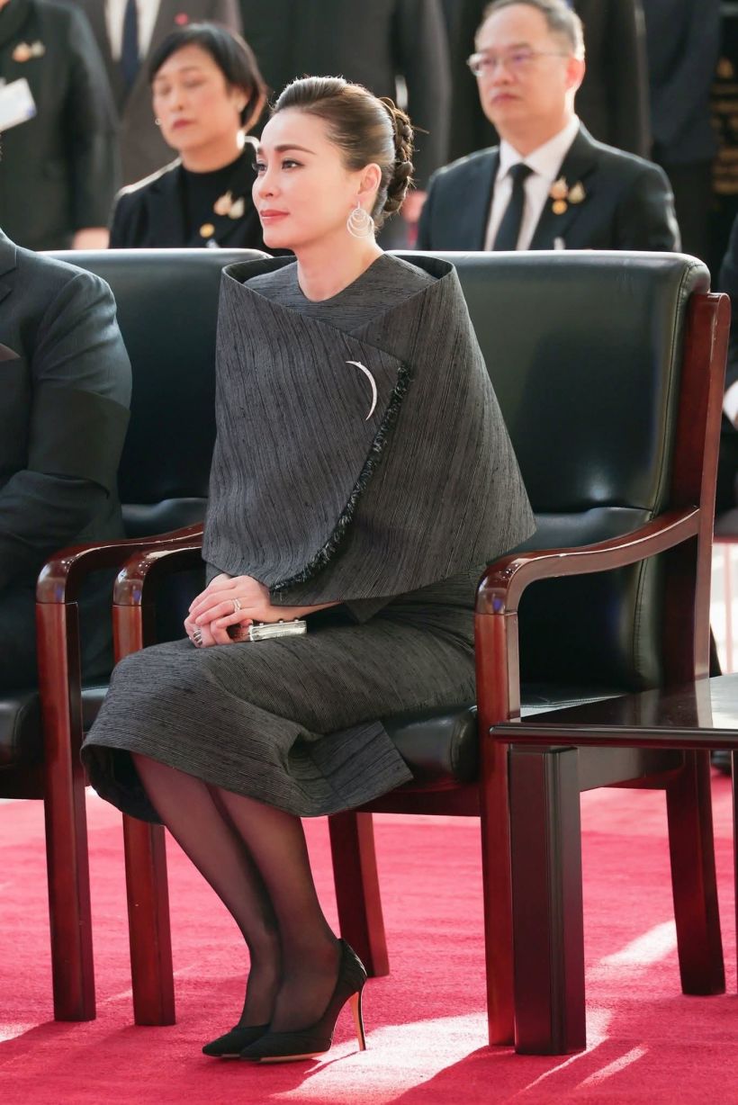 สิริโฉมจับตา! พระราชินีเฉิดฉายแดนมังกร ผสานสองวัฒนธรรมลงตัว