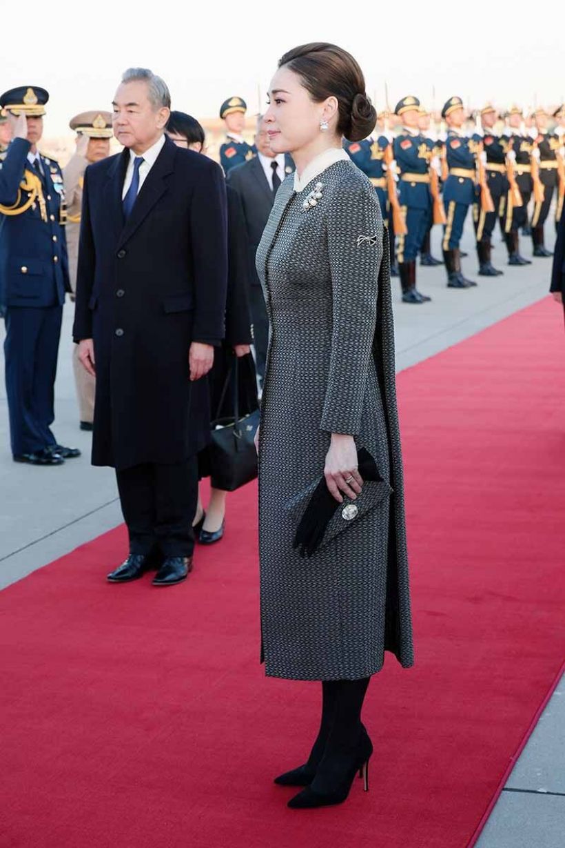 สิริโฉมจับตา! พระราชินีเฉิดฉายแดนมังกร ผสานสองวัฒนธรรมลงตัว