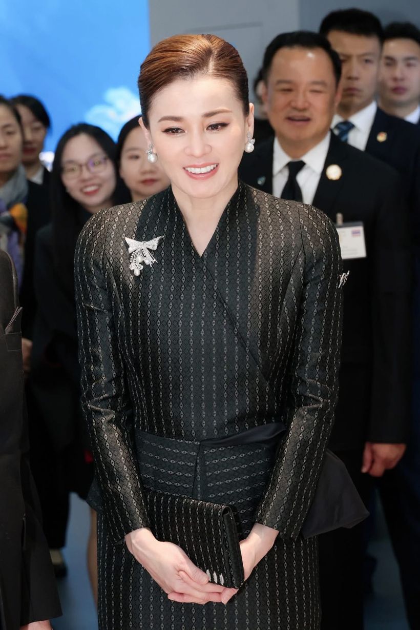 สิริโฉมจับตา! พระราชินีเฉิดฉายแดนมังกร ผสานสองวัฒนธรรมลงตัว