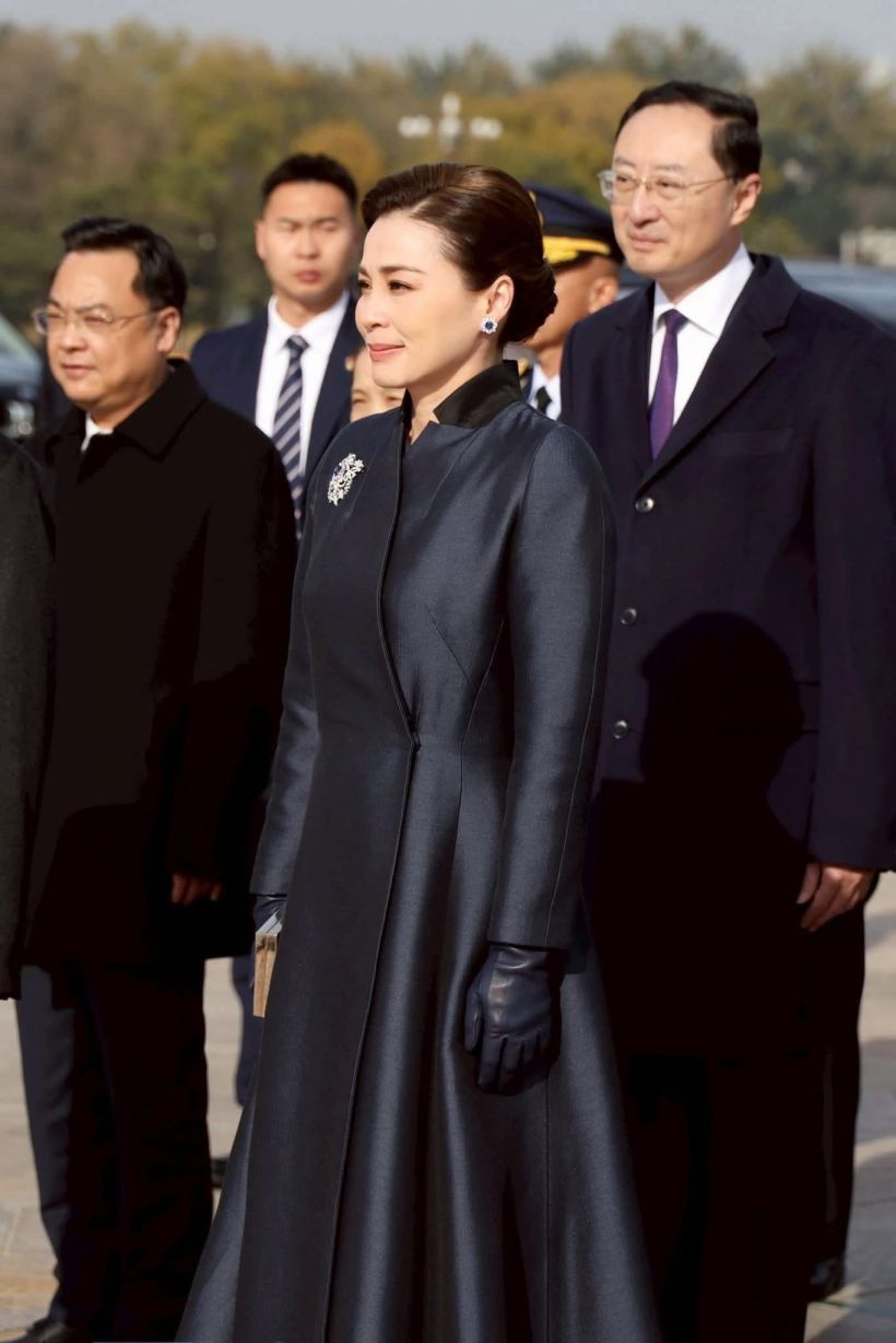 สิริโฉมจับตา! พระราชินีเฉิดฉายแดนมังกร ผสานสองวัฒนธรรมลงตัว