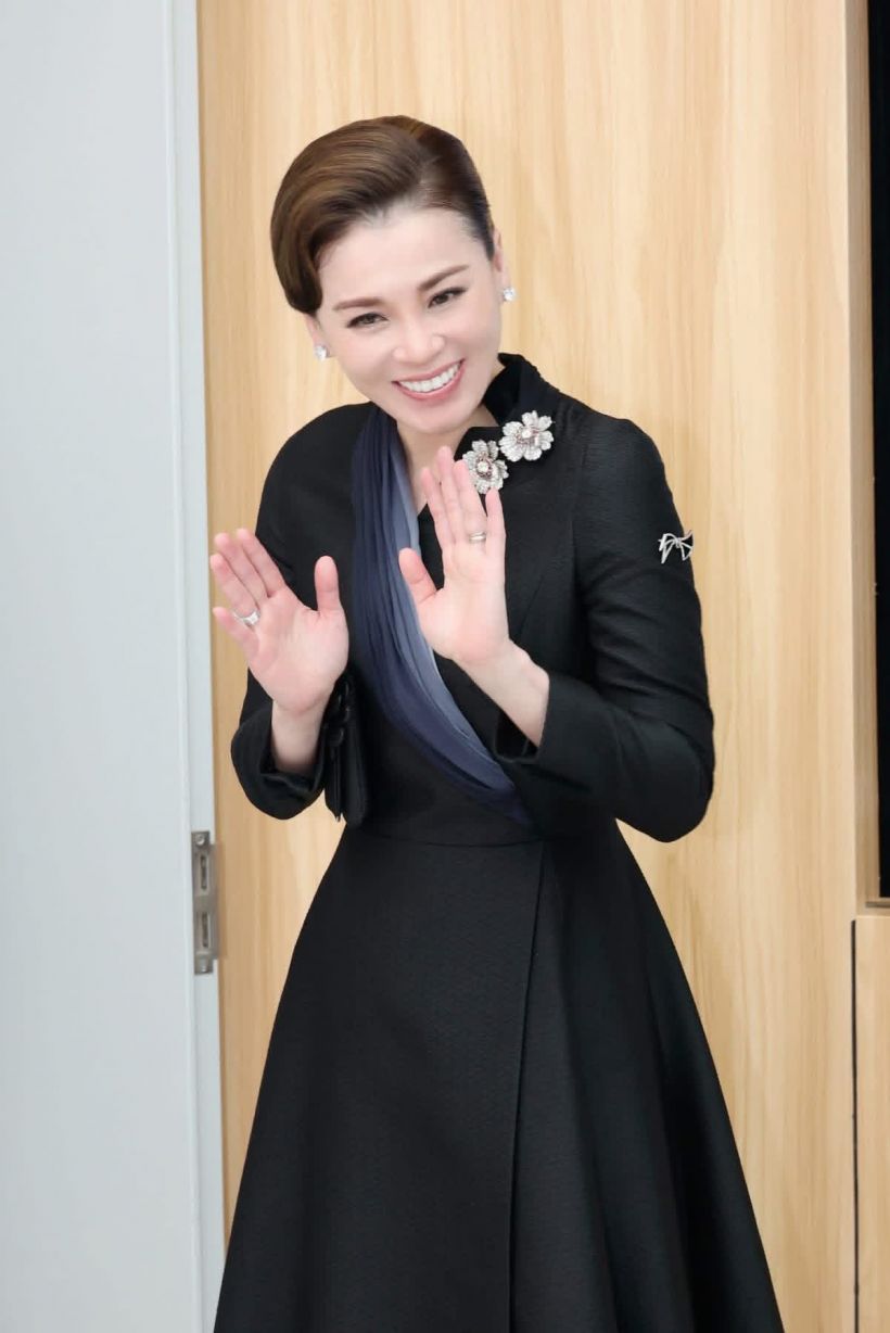 สิริโฉมจับตา! พระราชินีเฉิดฉายแดนมังกร ผสานสองวัฒนธรรมลงตัว