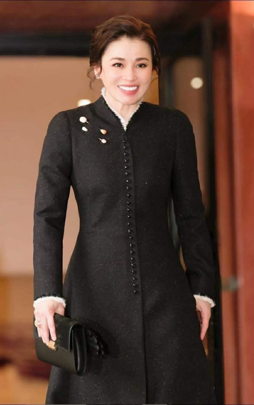 รวม 4 ลุค พระราชินี ฉลองพระองค์ งามสง่าเหนือกาลเวลา