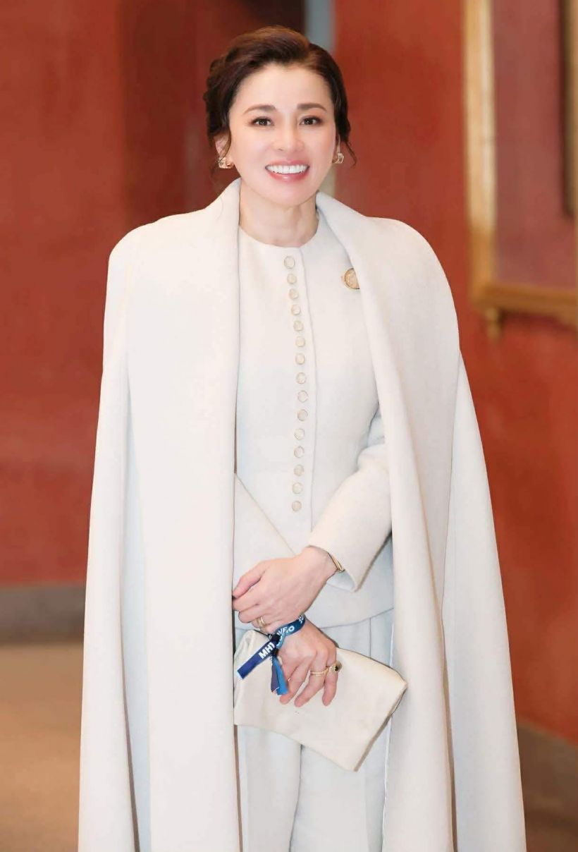 รวม 4 ลุค พระราชินี ฉลองพระองค์ งามสง่าเหนือกาลเวลา