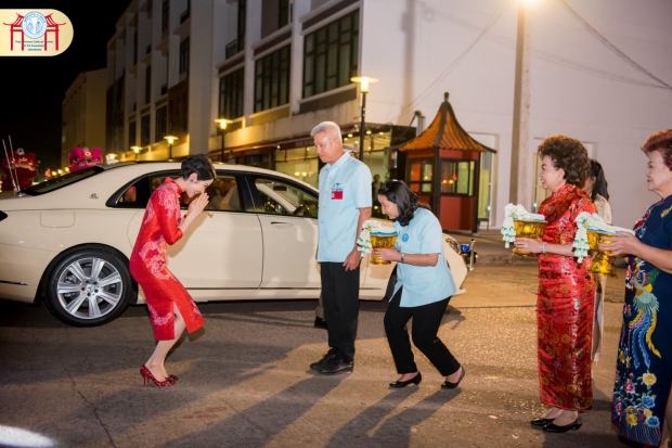 เชิญชมภาพ เจ้าคุณพระสินีนาฏ สวมกี่เพ้าลายมังกร รับตรุษจีน