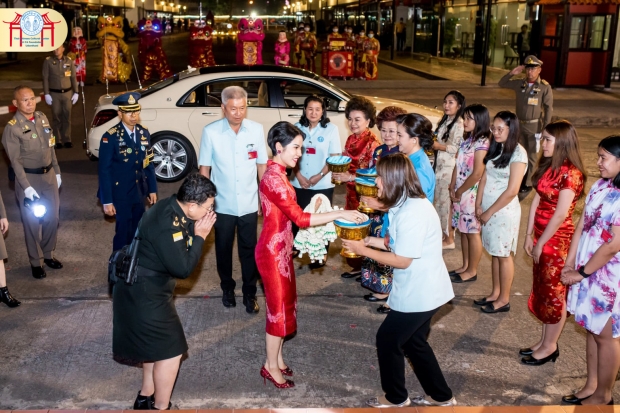 เชิญชมภาพ เจ้าคุณพระสินีนาฏ สวมกี่เพ้าลายมังกร รับตรุษจีน