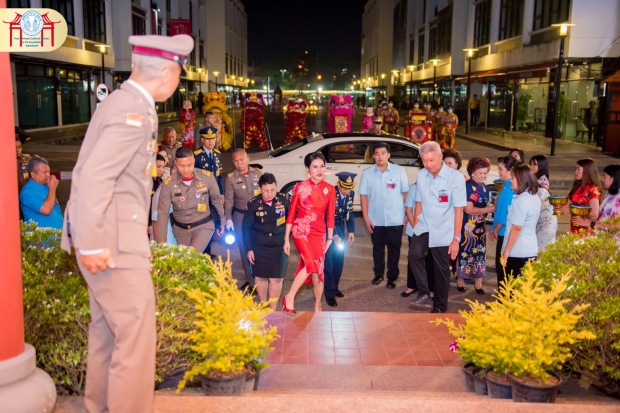 เชิญชมภาพ เจ้าคุณพระสินีนาฏ สวมกี่เพ้าลายมังกร รับตรุษจีน