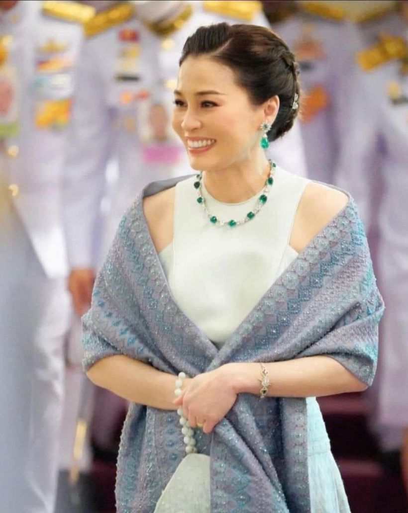 พระราชินีสุทิดา ทรงพระสิริโฉม ฉลองพระองค์สากล 