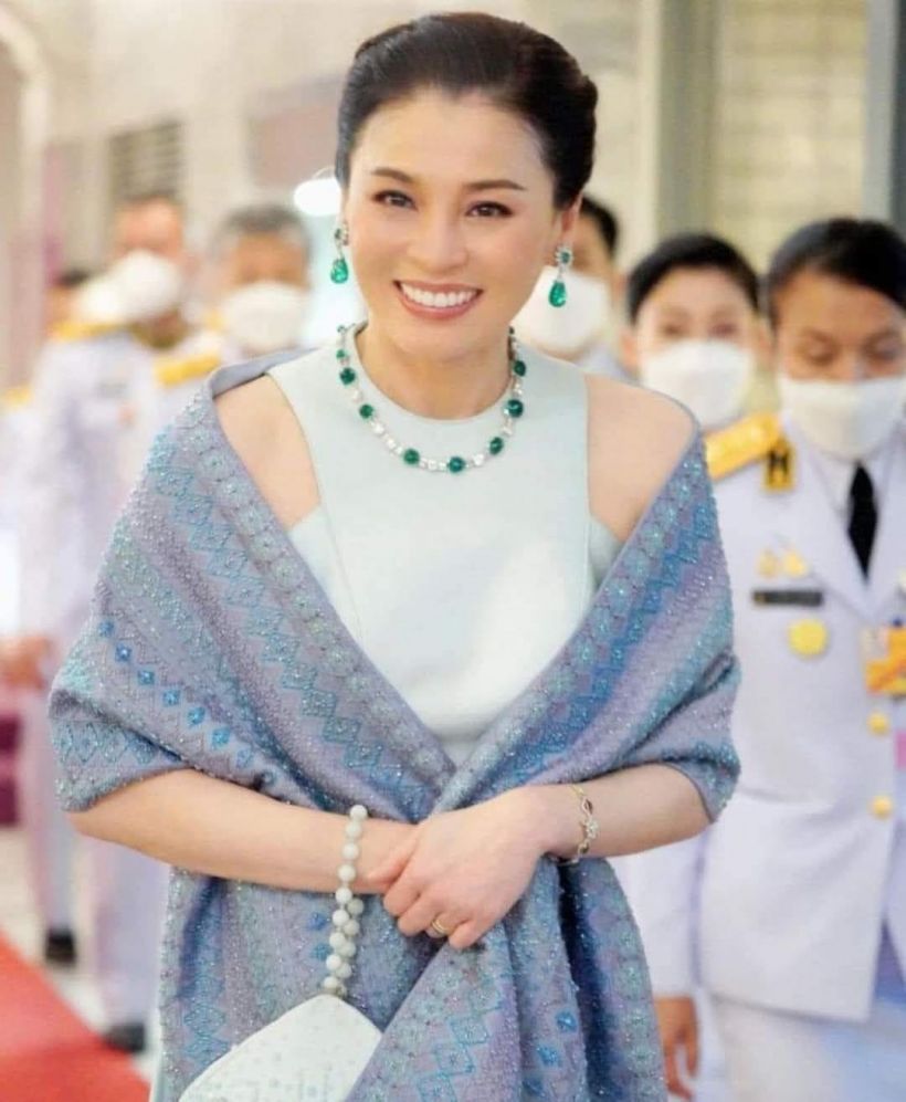 พระราชินีสุทิดา ทรงพระสิริโฉม ฉลองพระองค์สากล 