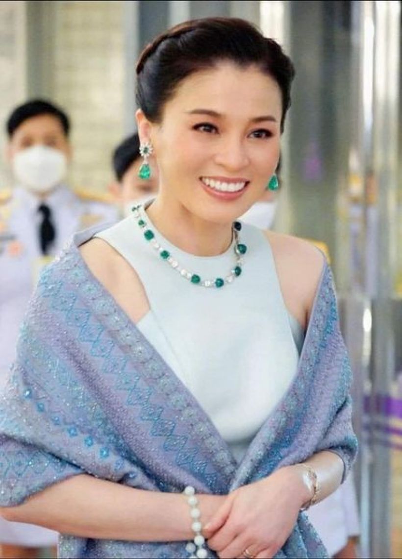 พระราชินีสุทิดา ทรงพระสิริโฉม ฉลองพระองค์สากล 