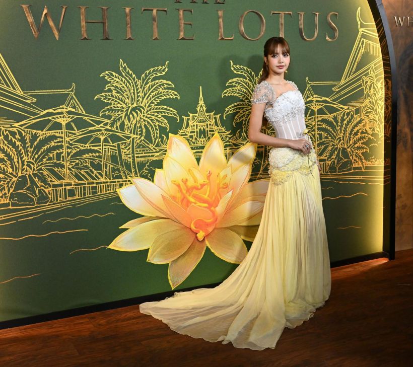 ซูมดีเทลชุด ลิซ่า ในงาน The White Lotus สวยหวานสะท้านทรวง