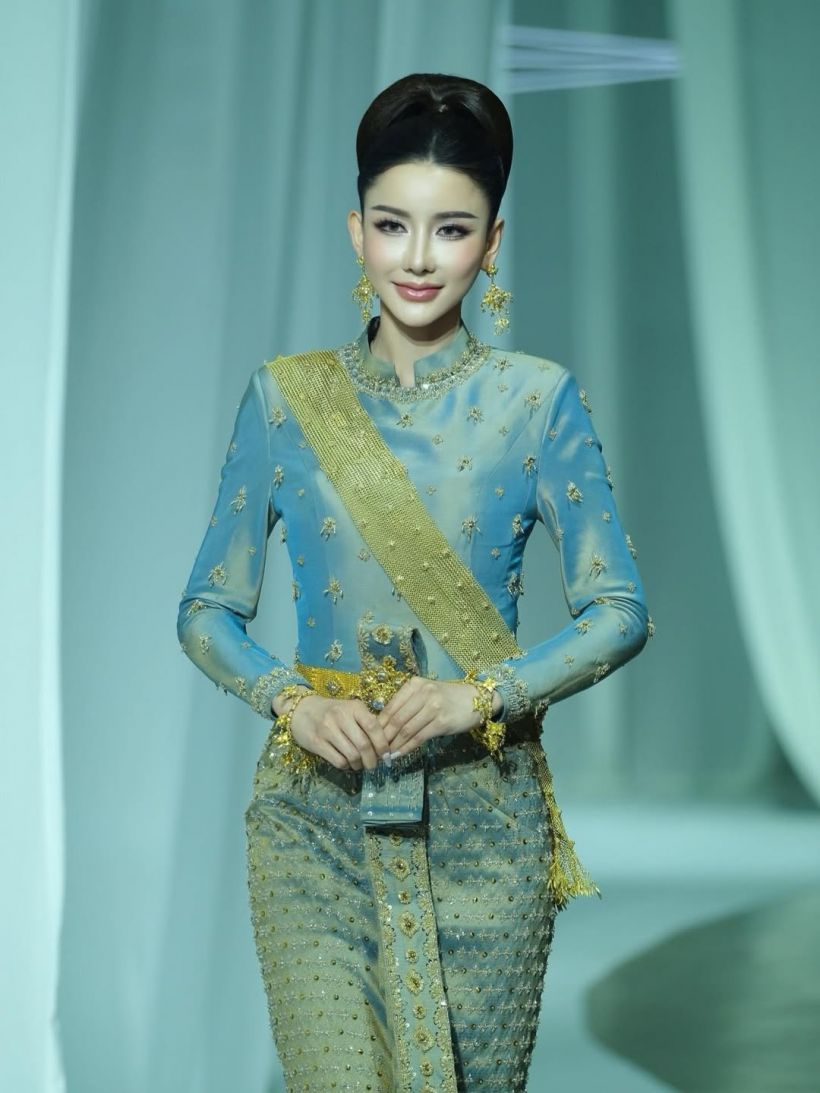 อึ้งทั้งงาน! เปิดราคาสไบทองคำเเท้ ของ ฝน มาริสา มิสยูนิเวิร์สน่าน 2025