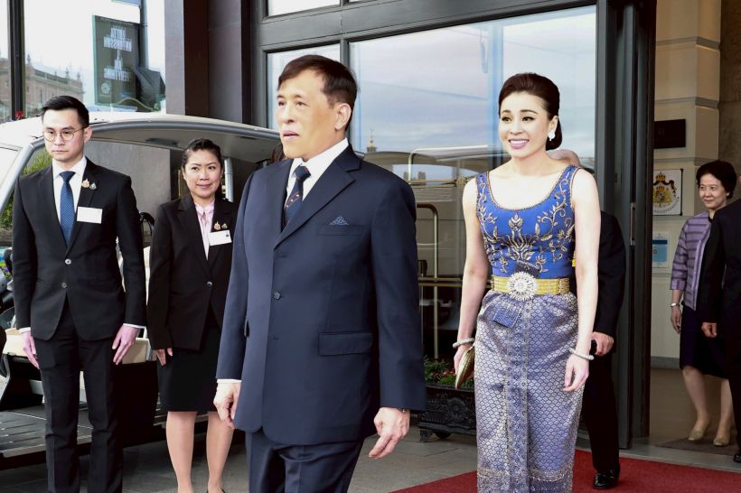 ทรงพระสิริโฉม พระราชินี ในชุดไทยดุสิตสีม่วง ตราตรึงใจทั่วโลก