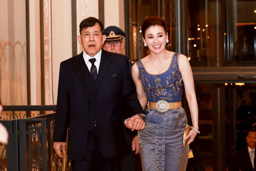 ทรงพระสิริโฉม พระราชินี ในชุดไทยดุสิตสีม่วง ตราตรึงใจทั่วโลก