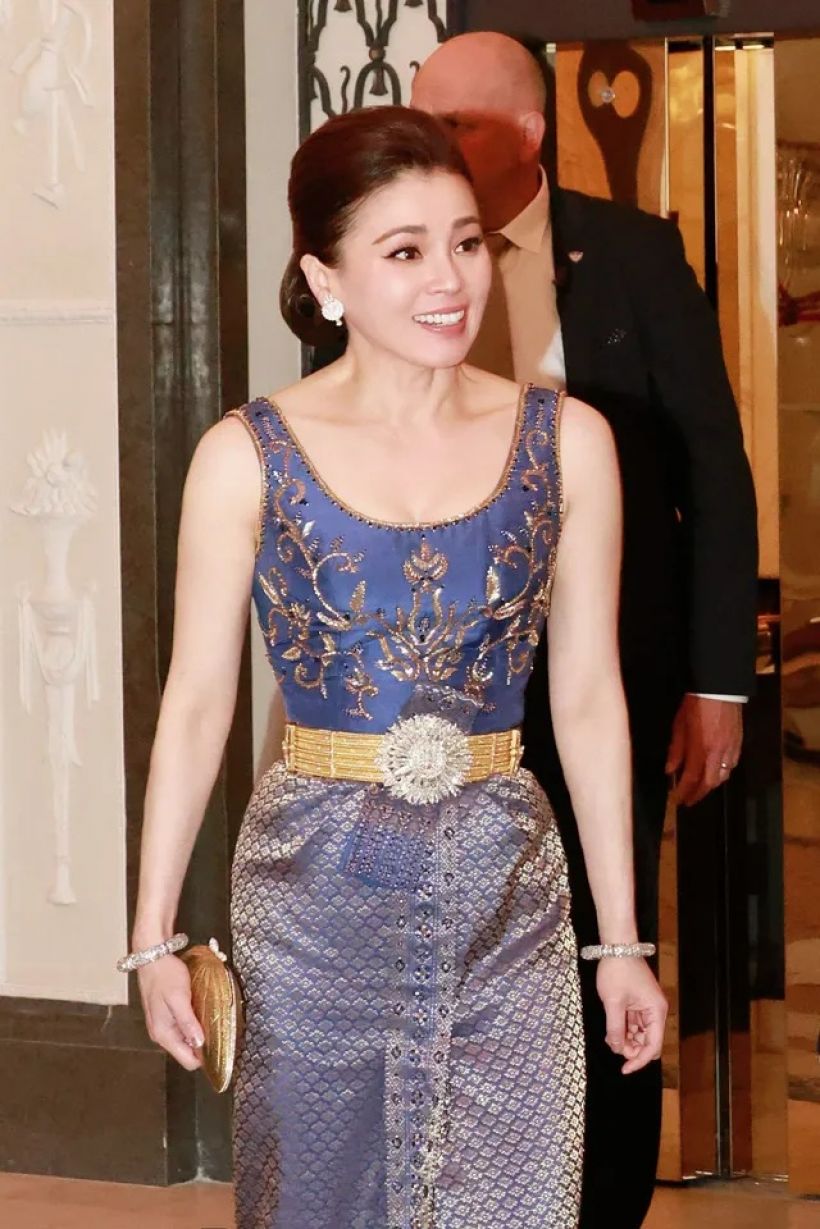 ทรงพระสิริโฉม พระราชินี ในชุดไทยดุสิตสีม่วง ตราตรึงใจทั่วโลก