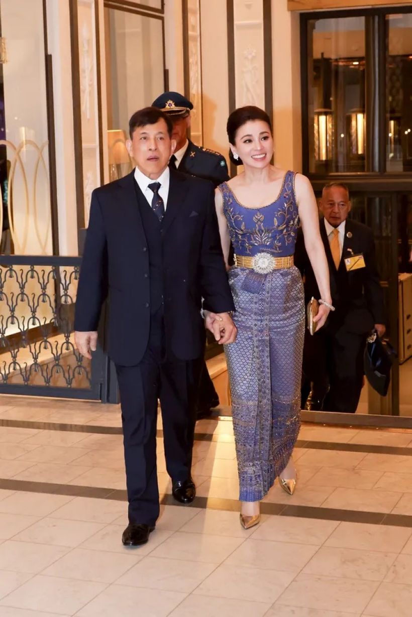 ทรงพระสิริโฉม พระราชินี ในชุดไทยดุสิตสีม่วง ตราตรึงใจทั่วโลก