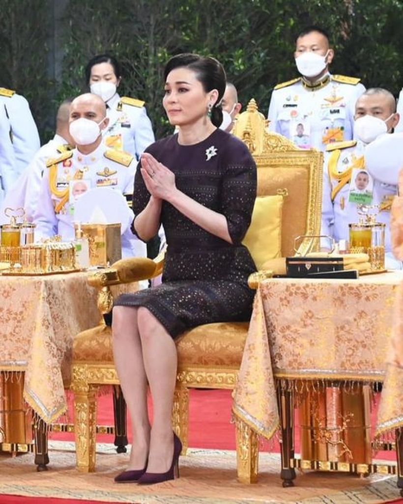  พระราชินีฉลองพระองค์ผ้าไหมแพรววาลายจก ลายนาคหัวซ้อง ใบบุ่นอุ้มดาว ดอกอ้อมลายสัตว์