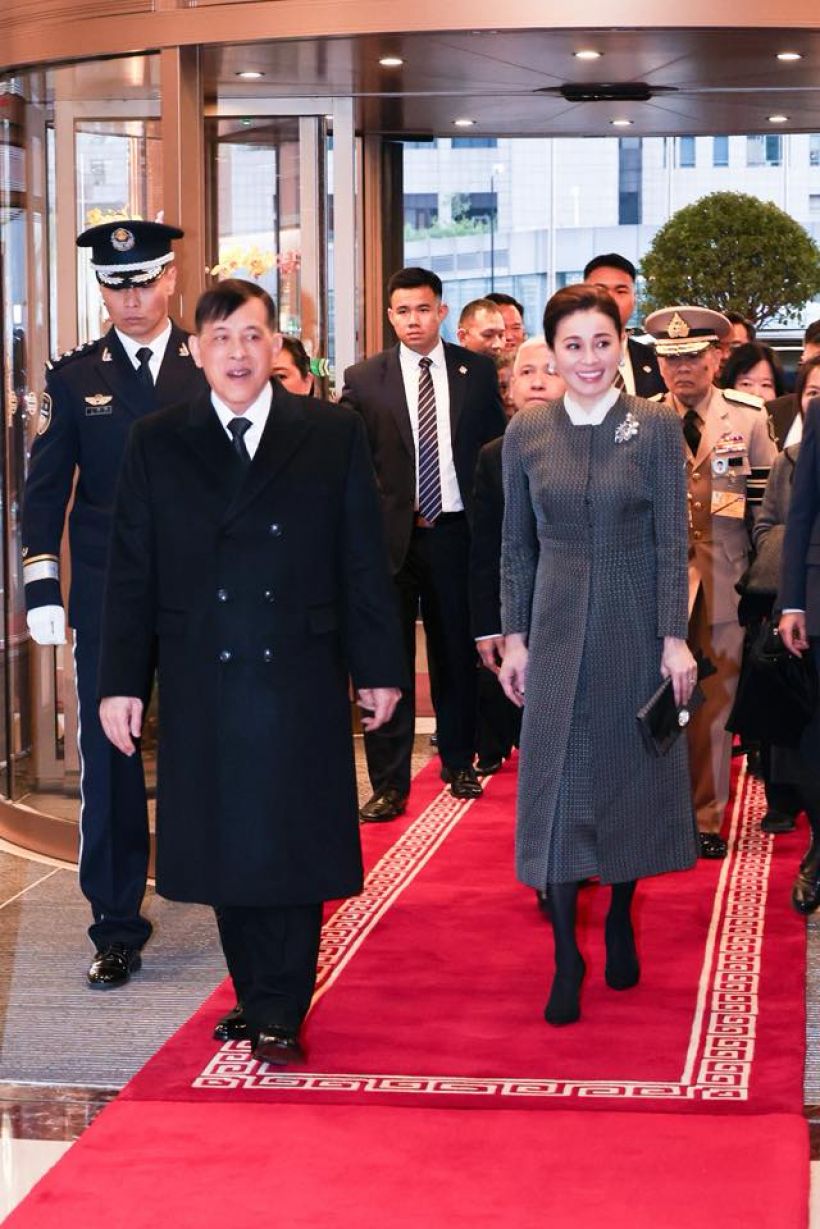 พระราชินี ทรงฉลองพระองค์ผ้าไหม สะท้อนความเป็นไทยวัฒนธรรมผสมแฟชั่น