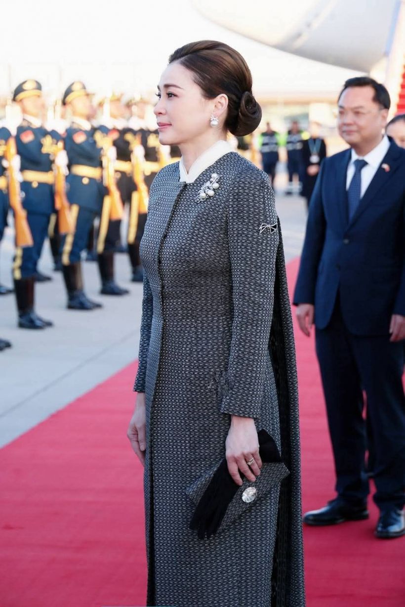 พระราชินี ทรงฉลองพระองค์ผ้าไหม สะท้อนความเป็นไทยวัฒนธรรมผสมแฟชั่น