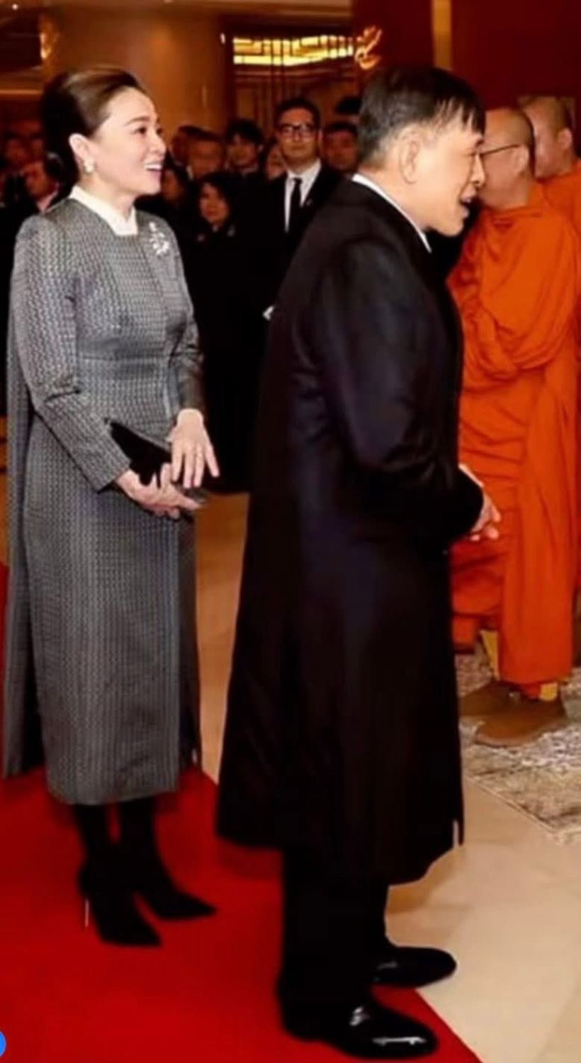 พระราชินี ทรงฉลองพระองค์ผ้าไหม สะท้อนความเป็นไทยวัฒนธรรมผสมแฟชั่น